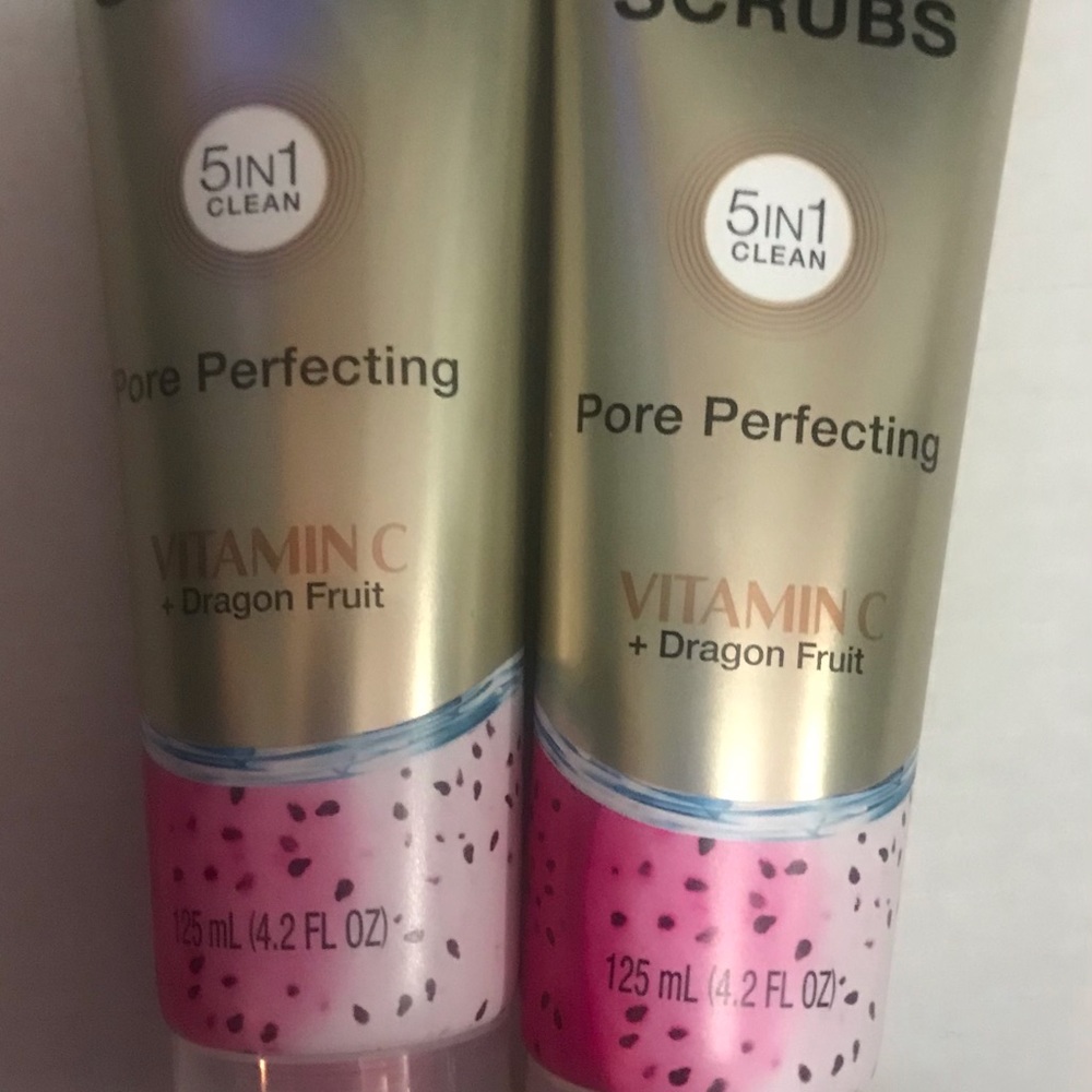 Olay scrubs pore perfecting Vit c dragon fruit 2x